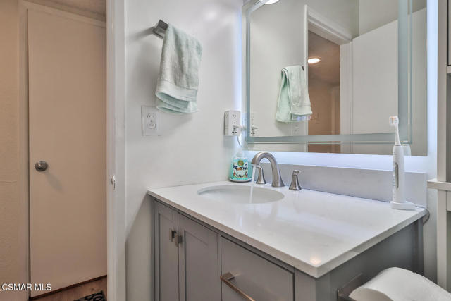 5429 Newcastle Avenue, Encino CA: https://media.crmls.org/mediaz/8d2720af-56d7-4f92-b540-dc956dc423e4.jpg