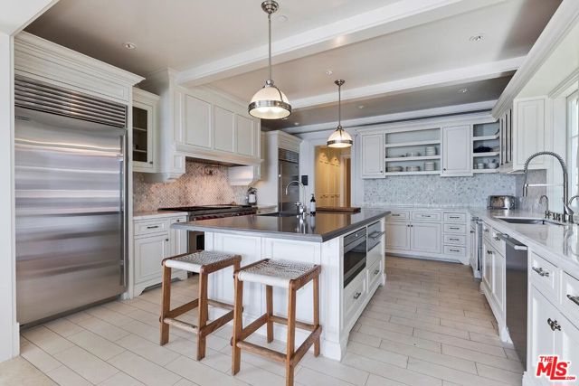 119 Malibu Colony Road, Malibu CA: https://media.crmls.org/mediaz/8d272952-003a-4f02-9948-cb2cef19f987.jpg