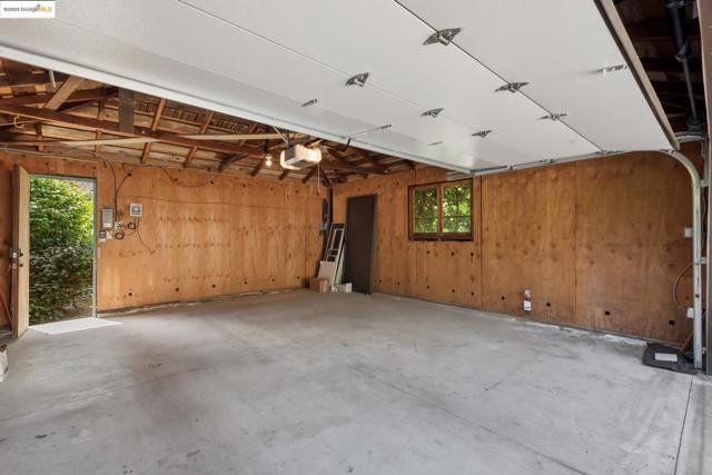 1270 Queens Rd, Berkeley CA: https://media.crmls.org/mediaz/8d27382f-cebf-407d-aa43-6a83354f9818.jpg