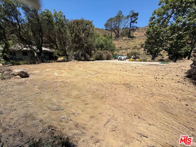 20540 Pinnacle Way, Malibu CA: https://media.crmls.org/mediaz/8d280bc5-501b-4ffb-9dbd-3fab476a61a4.jpg