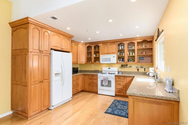 9919 Sorrel Ave, Lakeside CA: https://media.crmls.org/mediaz/8d286878-f36a-4e52-902a-a266f20e4598.jpg
