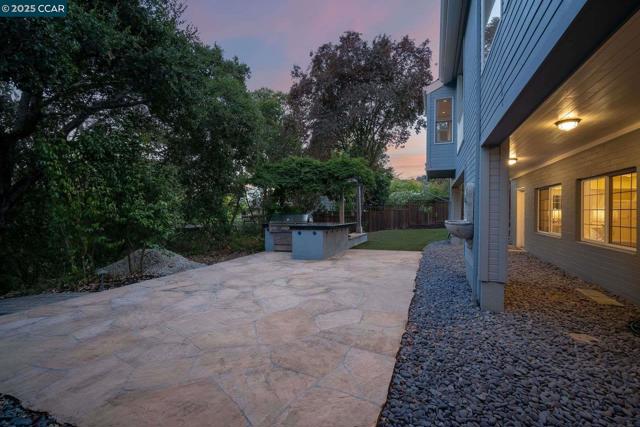 33 Altamount Drive, Orinda CA: https://media.crmls.org/mediaz/8d292f87-8f49-4c49-a3bd-97a4e4920c92.jpg