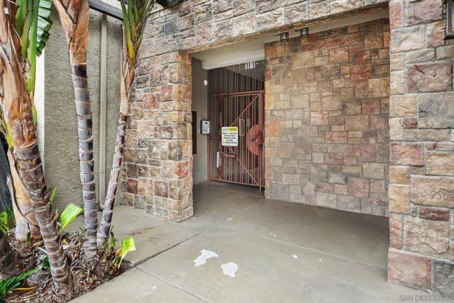 4521 55th St, San Diego CA: https://media.crmls.org/mediaz/8d29f836-0911-4fa1-92a1-03294394bbae.jpg