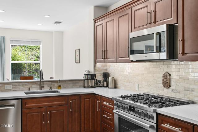 Detail Gallery Image 17 of 55 For 596 Fenwick Way #C,  Simi Valley,  CA 93065 - 3 Beds | 2/1 Baths