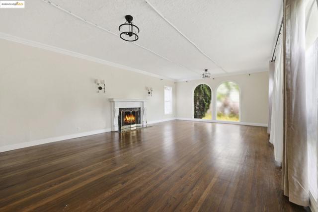 5449 Barrett Ave, El Cerrito CA: https://media.crmls.org/mediaz/8d2a6ea5-8a29-4925-bf2a-369a60453a44.jpg