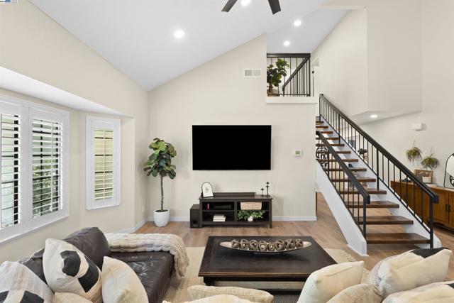 721 Woodmeadow Pl, Oakley CA: https://media.crmls.org/mediaz/8d2ae703-0c41-4651-acf5-f5216751f9cf.jpg