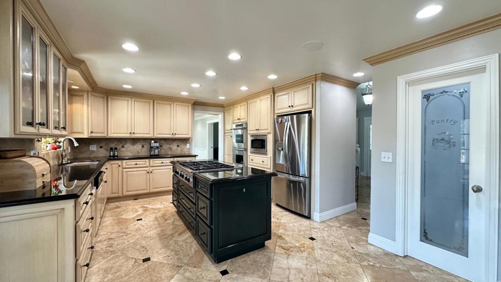 https://media.crmls.org/mediaz/8d2b071e-9d1d-4c18-af8a-ede2c2b6fcd1.jpg?preset=X-Large