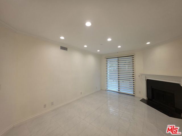 12000 Goshen Avenue, Los Angeles CA: https://media.crmls.org/mediaz/8d2c2ab6-0dc5-43b6-b786-d5b9610e5050.jpg