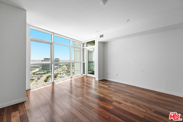 13600 MARINA POINTE Drive, Marina del Rey CA: https://media.crmls.org/mediaz/8d2cc851-d8c4-4942-9f0f-4cddf3329c5e.jpg