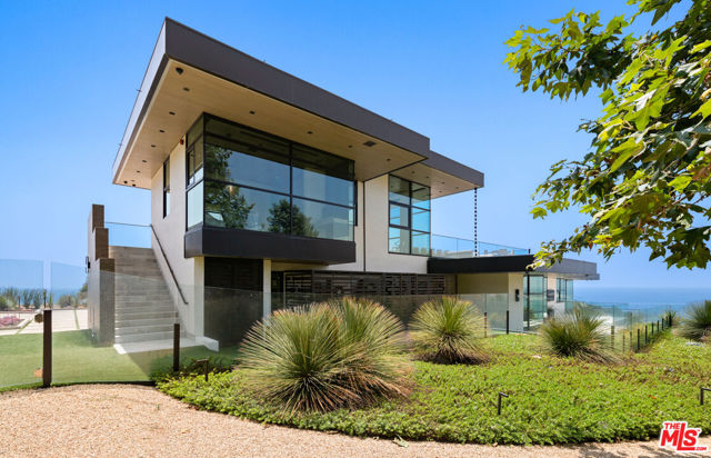 5012 Carbon Beach Terrace, Malibu CA: https://media.crmls.org/mediaz/8d2d1a35-48b3-4bad-b01c-78462a3e10f6.jpg
