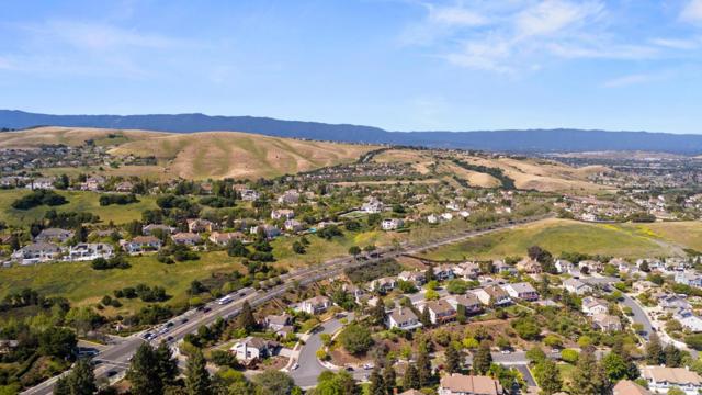 2624 Yerba Vista Court, San Jose CA: https://media.crmls.org/mediaz/8d2d1cdc-79d5-407f-a5c6-758362728331.jpg