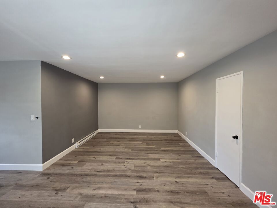 https://media.crmls.org/mediaz/8d2def63-2d31-4381-ac41-a3fab6017657.jpg?preset=X-Large