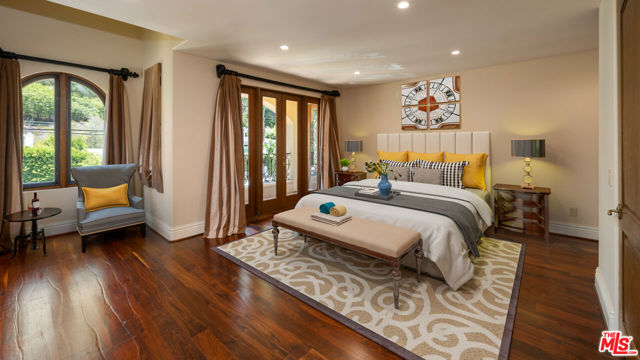 265 N Kenter Avenue, Los Angeles CA: https://media.crmls.org/mediaz/8d2df46f-ab5d-4172-90b8-da68099386d2.jpg