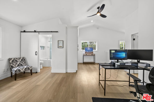 5656 Penfield Avenue, Woodland Hills CA: https://media.crmls.org/mediaz/8d2e8590-674c-4943-83fb-455ceaf93a77.jpg