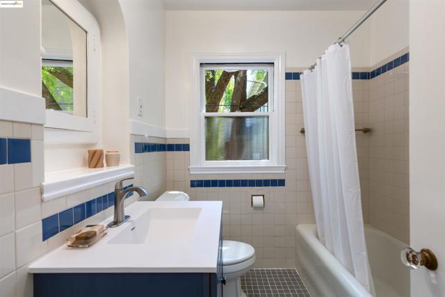 1351 Carlotta Ave, Berkeley CA: https://media.crmls.org/mediaz/8d2f5530-a6ee-4cc3-9666-e216de6964d2.jpg