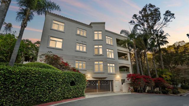 2894 Torrey Pines Rd, La Jolla CA: https://media.crmls.org/mediaz/8d2f5e1b-05ac-401f-82a5-6a5296542c5d.jpg