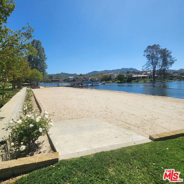 32134 Beachlake Lane, Westlake Village CA: https://media.crmls.org/mediaz/8d2f6268-e6c9-4e54-a89c-90002882e0a8.jpg