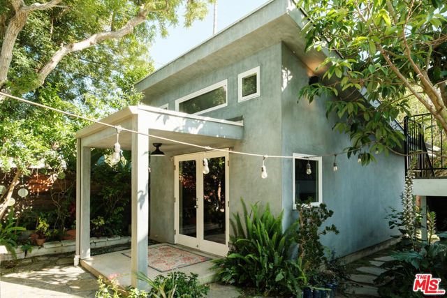 856 858 Coeur D Alene Avenue, Venice CA: https://media.crmls.org/mediaz/8d2ff589-f1ad-4921-a22e-f69f2d89ac6f.jpg