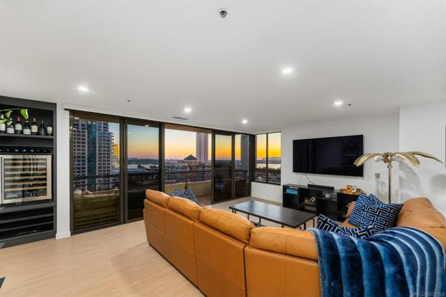 700 Front St, San Diego CA: https://media.crmls.org/mediaz/8d304253-f0da-408d-b5f5-0c8d0385b035.jpg