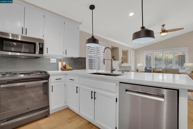 380 Claremont Dr, Brentwood CA: https://media.crmls.org/mediaz/8d30a684-bb57-4c79-8f47-5d474f0dba20.jpg