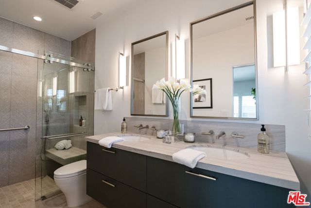 1305 Duende Lane, Pacific Palisades CA: https://media.crmls.org/mediaz/8d315a64-72df-4b4e-96b4-afeb2eefbdaf.jpg