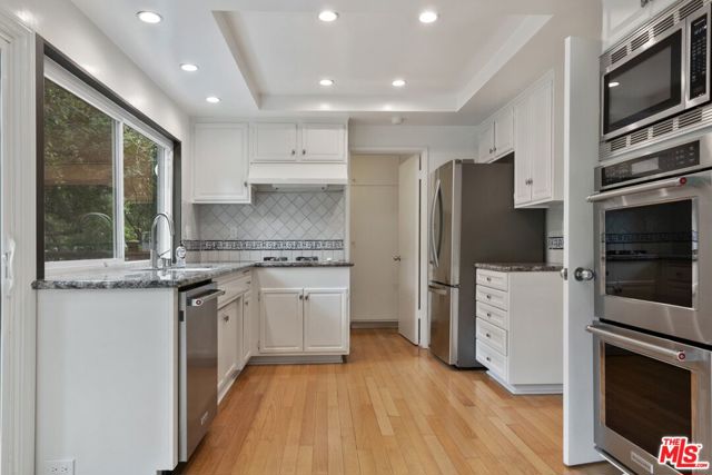 2781 Woodwardia Drive, Los Angeles CA: https://media.crmls.org/mediaz/8d329eeb-3663-43b4-b1ca-730b488614e7.jpg