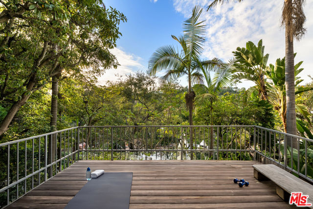 9430 Readcrest Drive, Beverly Hills CA: https://media.crmls.org/mediaz/8d3380ca-8750-4667-92d2-d983947bb973.jpg