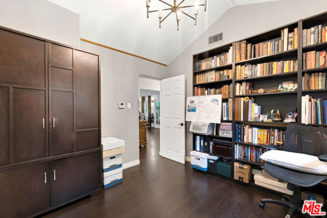 5341 Mecca Avenue, Tarzana CA: https://media.crmls.org/mediaz/8d34cbf6-558b-4e95-ac6f-d668ec3edc99.jpg