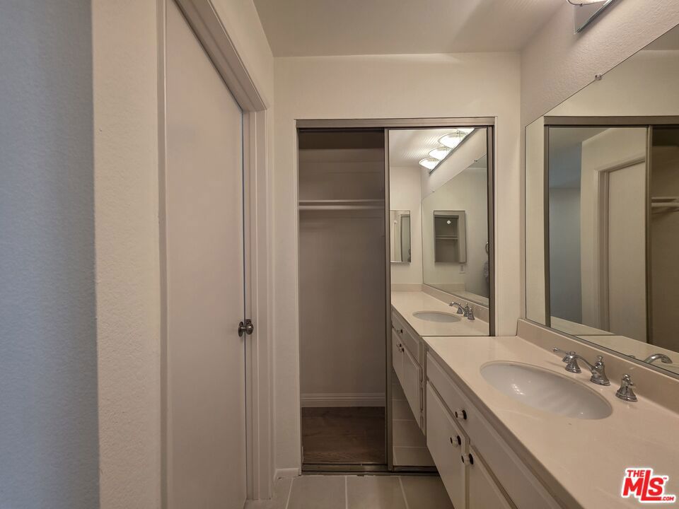 https://media.crmls.org/mediaz/8d358554-98e8-426e-94dd-2b4a21edc995.jpg?preset=X-Large