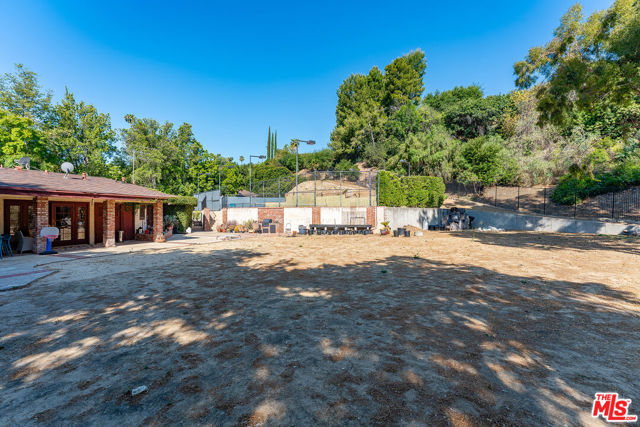 16145 High Valley Place, Encino CA: https://media.crmls.org/mediaz/8d35c62d-86b8-4cea-8e49-0e2e4c019aeb.jpg