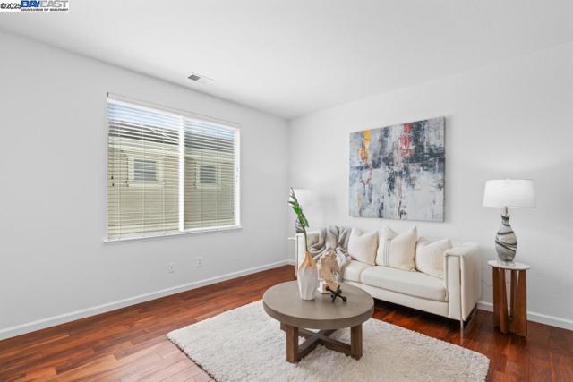 1525 Whispering Oaks Way, Pleasanton CA: https://media.crmls.org/mediaz/8d35e3a0-26f2-400a-aa80-2df3111c9f42.jpg
