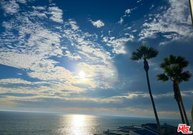 11942 Whitewater Lane, Malibu CA: https://media.crmls.org/mediaz/8d365b94-d5ad-4e94-a31d-2dab26312cbf.jpg