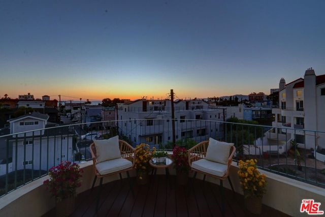 255 Main Street, Venice CA: https://media.crmls.org/mediaz/8d375165-b2ad-4f19-ba6d-8bbec952d9e5.jpg