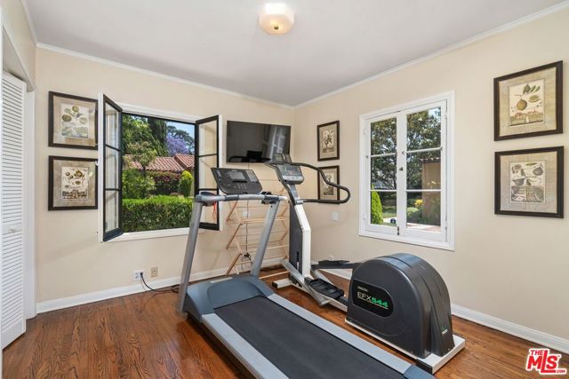 434 S Muirfield Road, Los Angeles CA: https://media.crmls.org/mediaz/8d377bfa-6925-40de-bbfe-95b90f544d30.jpg