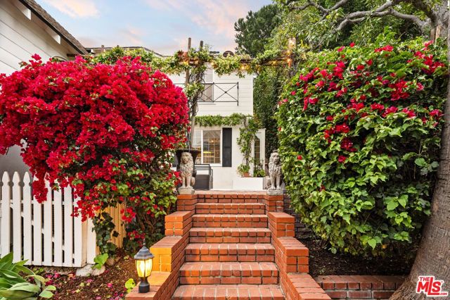 6475 San Marco Circle, Los Angeles CA: https://media.crmls.org/mediaz/8d39662f-c2a2-4237-a077-9f951c258458.jpg