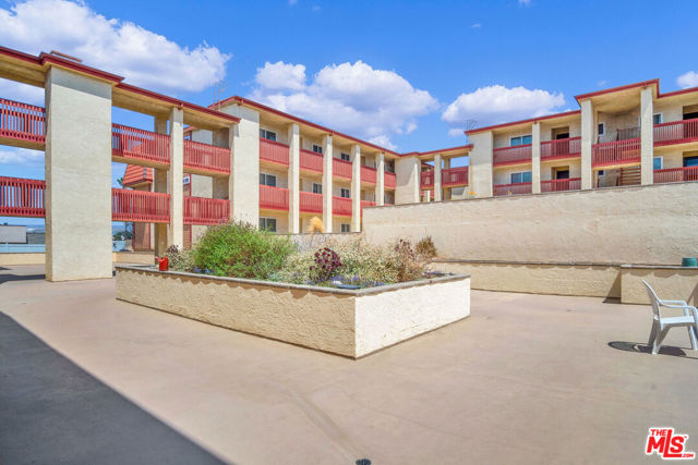 950 Main Street, El Segundo CA: https://media.crmls.org/mediaz/8d3a099e-f76c-4ee6-9cc2-66958a5604a6.jpg