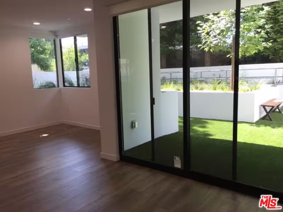https://media.crmls.org/mediaz/8d3a4327-3c3b-428b-ab06-d91a9bdb8285.jpg?preset=X-Large