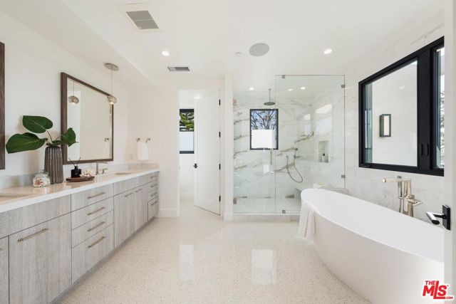 1213 Pine Street, Santa Monica CA: https://media.crmls.org/mediaz/8d3ad16e-dccc-421e-8ae2-6f1a8a86ed88.jpg