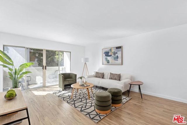 20134 Leadwell Street, Winnetka CA: https://media.crmls.org/mediaz/8d3b9f24-1928-4046-9f60-1e5beb883d9e.jpg