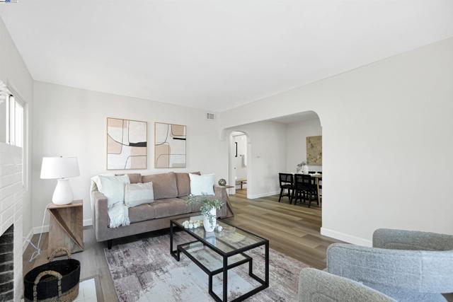 23639 Odom Dr, Hayward CA: https://media.crmls.org/mediaz/8d3c07df-670a-40f8-a356-243cb42035d8.jpg