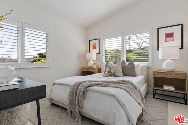 1305 Duende Lane, Pacific Palisades CA: https://media.crmls.org/mediaz/8d3c23e8-be54-4d78-bb19-efb6663650bc.jpg