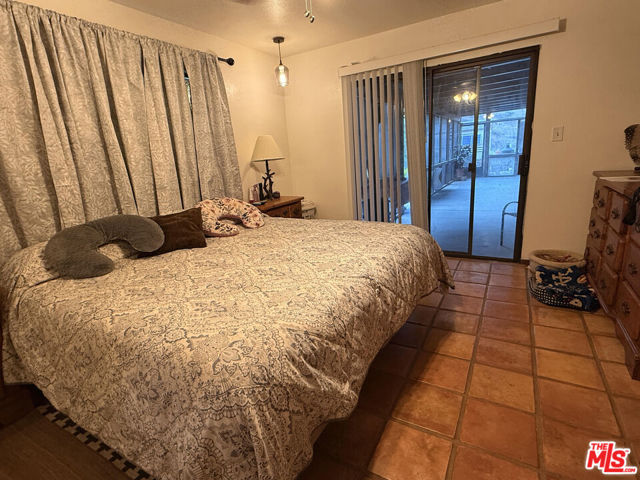 33931 Hanawalt Road, Agua Dulce CA: https://media.crmls.org/mediaz/8d3c5f9f-6186-4c44-8ff9-163b54e0ccf2.jpg