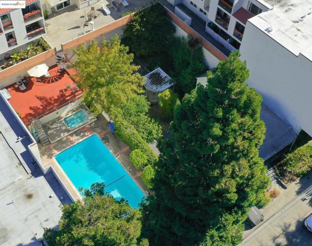 288 Whitmore St, Oakland CA: https://media.crmls.org/mediaz/8d3ceac0-4ea3-4214-87cd-b5c2b1fd0151.jpg