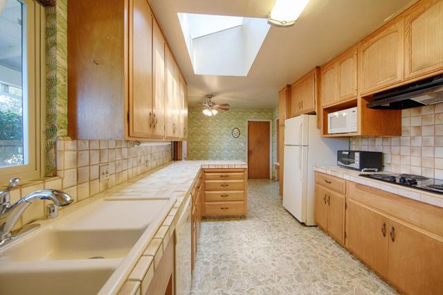 3810 Grove Avenue, Palo Alto CA: https://media.crmls.org/mediaz/8d3d8807-252e-4bf1-a4f7-61c4e7526346.jpg