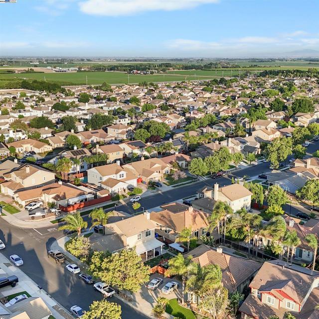 443 Collis St, Brentwood CA: https://media.crmls.org/mediaz/8d3dee30-fee1-44a1-95f2-ab0cb2c52d8f.jpg