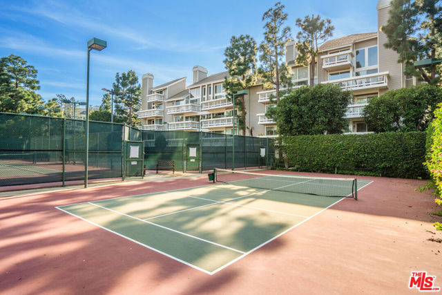 4342 Redwood Avenue, Marina del Rey CA: https://media.crmls.org/mediaz/8d3e4093-b938-42c2-949f-5b3376f716e1.jpg