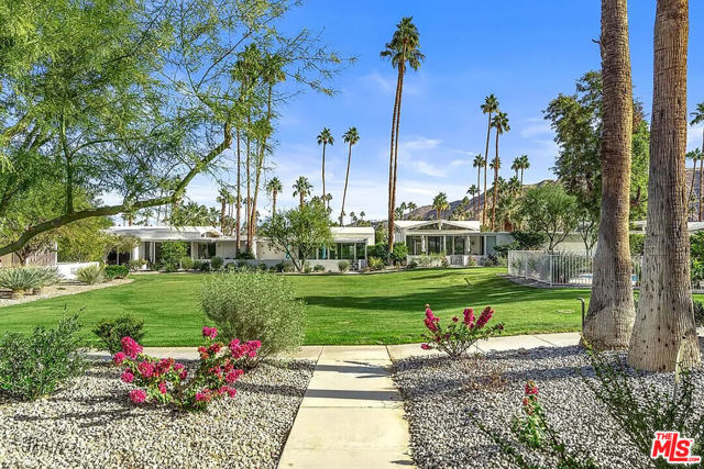 2324 S Skyview Drive, Palm Springs CA: https://media.crmls.org/mediaz/8d3e4c3f-5dfc-45e0-9aca-e3251ae787ff.jpg