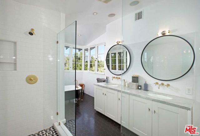 6749 Whitley Terrace, Los Angeles CA: https://media.crmls.org/mediaz/8d3e7374-c9e8-436d-9123-5ed221899326.jpg