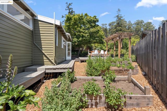 2181 Andrews St, Oakland CA: https://media.crmls.org/mediaz/8d3ec94e-bcd5-47e7-a088-28190fbc592d.jpg