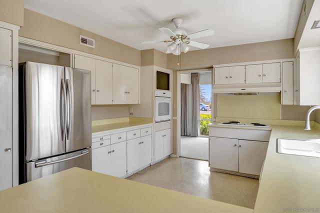 8838 La Jolla Scenic Dr N, La Jolla CA: https://media.crmls.org/mediaz/8d3f3f40-21a1-43d3-8722-d3c573dda937.jpg